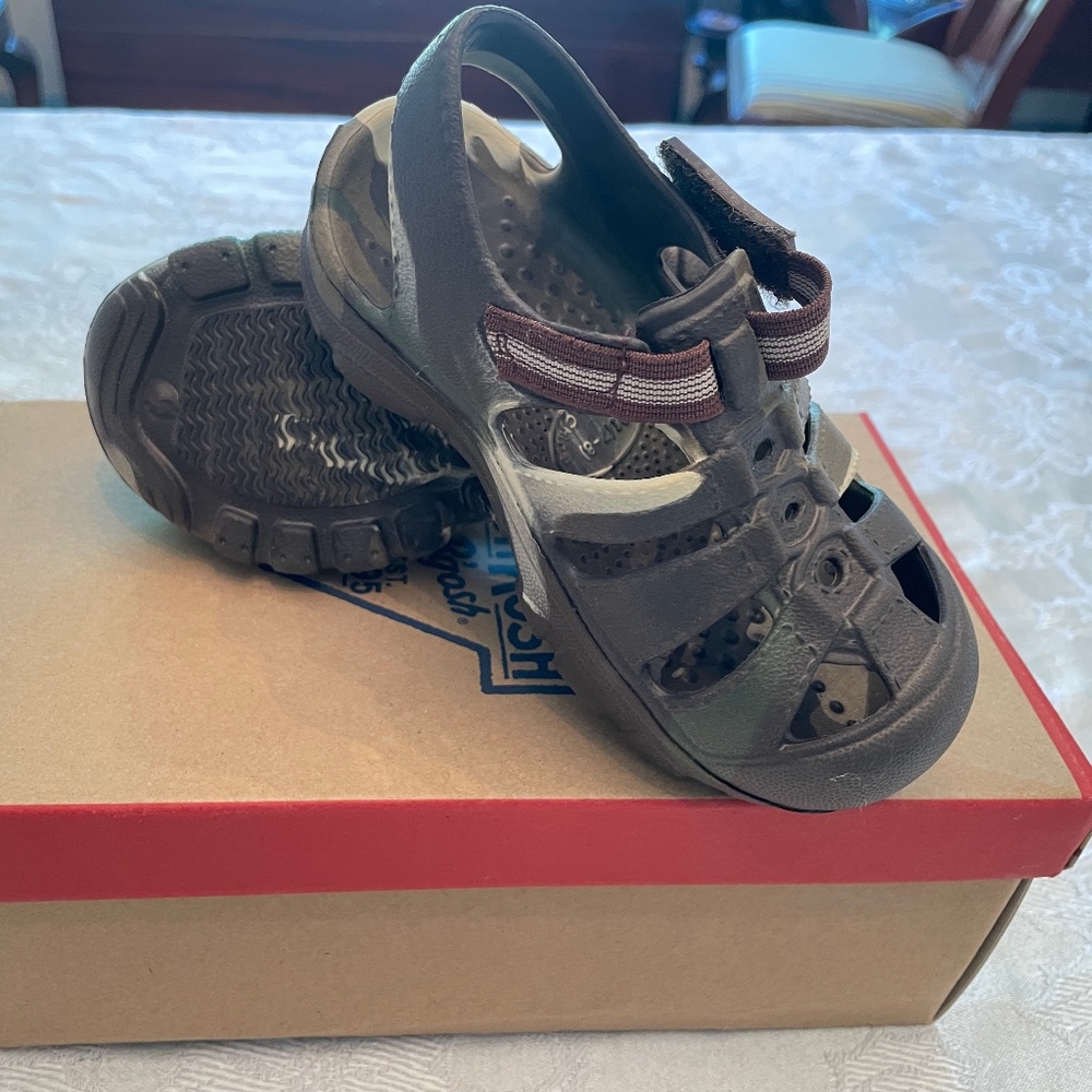 Oshkosh B'gosh Kids Size 7-8 Outdoor Sandals